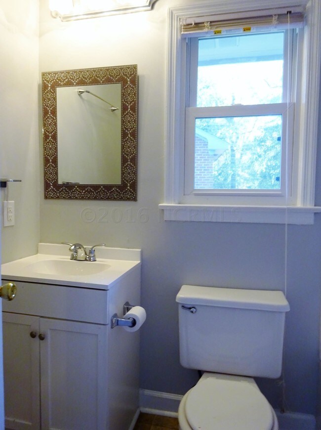 Building Photo - 602 Plaza Dr