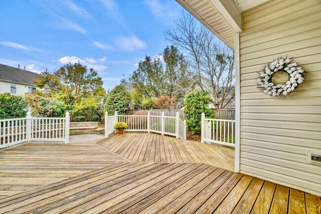Building Photo - MUST SEE!! 3-Bedroom Home in Bay Breeze Point! Vaulted Ceilings - 1st Floor Primary Bedroom - Att...