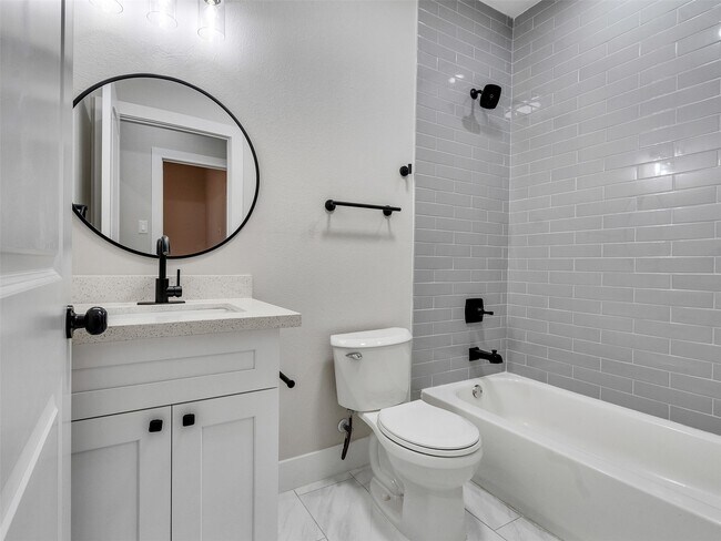 Building Photo - 819 E 40th St