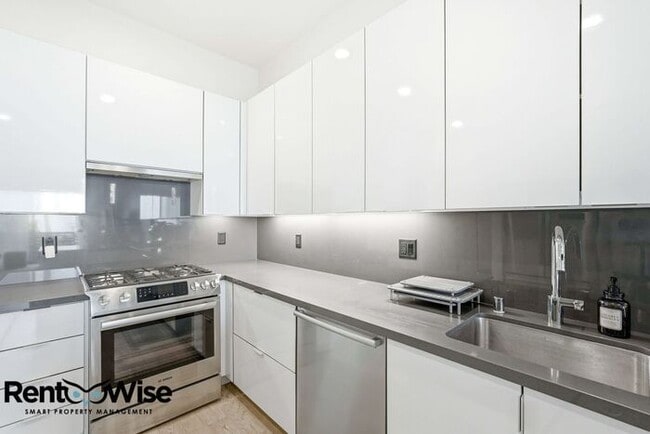 Building Photo - 594 Hudson Ave
