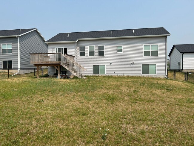 Building Photo - Available in August - Spacious 4 Bedroom, 3 Bathroom Home in the Linn-Mar School District