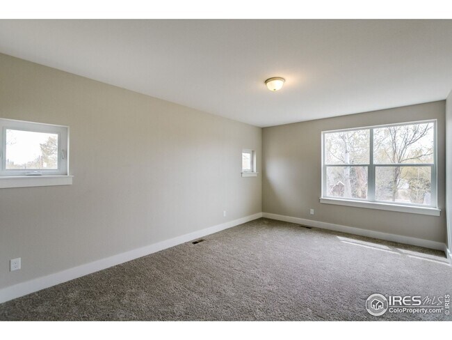 Building Photo - 4 Bedroom Townhome Available ASAP! Great Location! MOVE IN SPECIAL! $500 Off Monthly Rent!