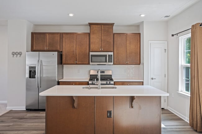 Building Photo - 915 Romeria Dr