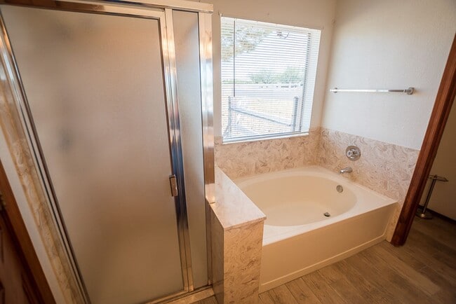Building Photo - Large Home in Quiet Area, 3 Bedroom, 2 Bat...