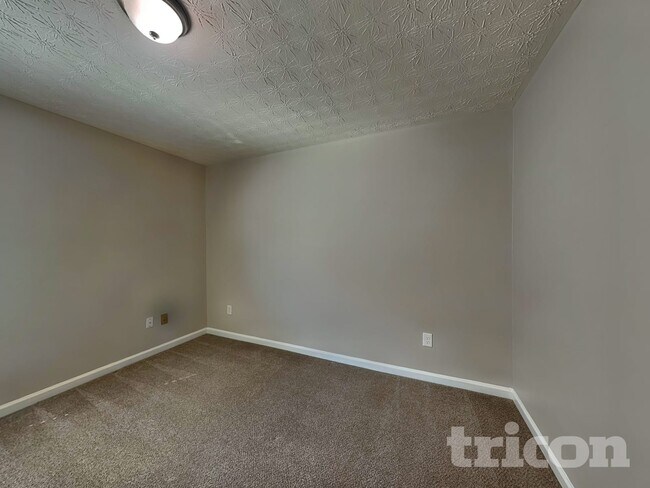 Building Photo - 613 Shadow Lake Dr