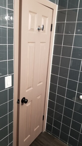 Building Photo - 515 S 20th Ave