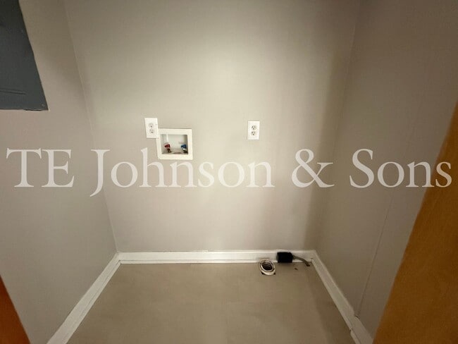 Building Photo - Cozy Single-Story Duplex Living on Raeford Ave