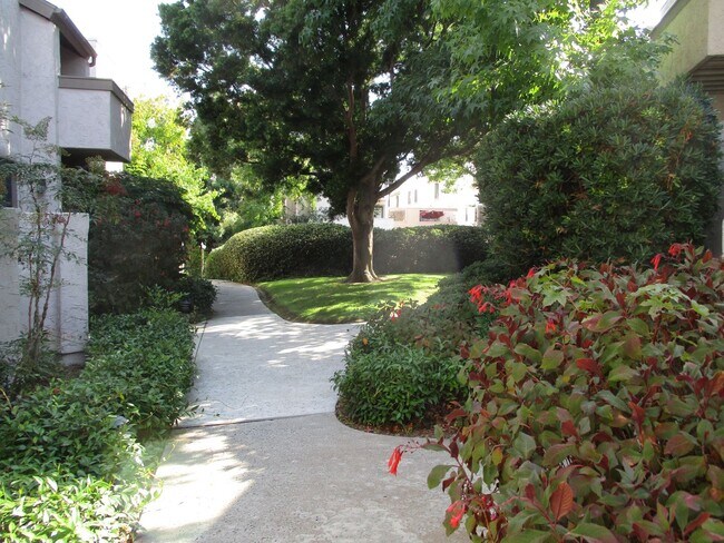 Building Photo - Woodlands in La Jolla  2 bedroom 1 bath to...