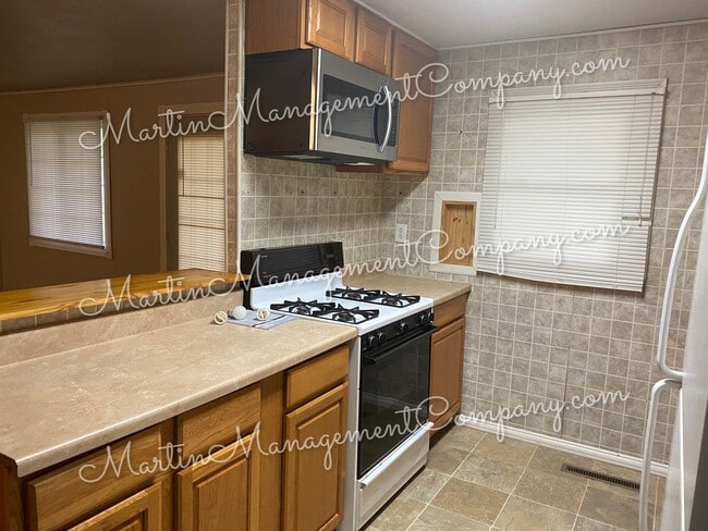 Building Photo - 233 Rainbow Dr