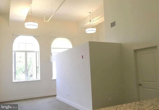 Building Photo - 300 Cathedral St