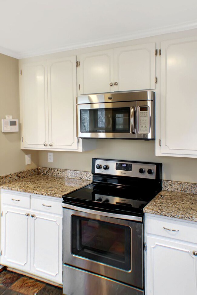 Building Photo - 4 Bedroom on 1 acre