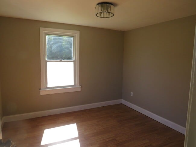 Building Photo - 3 Bedroom 2 Bath Home