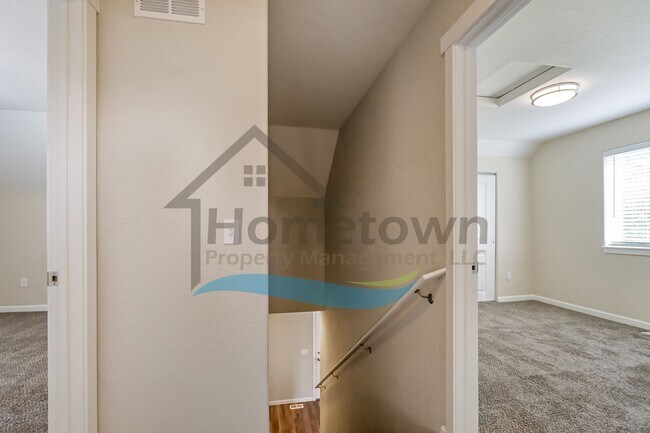 Building Photo - 2 Bedroom 2 Bath Home with Attached Garage...