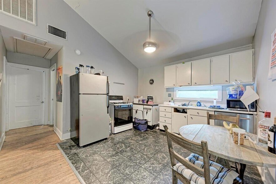 Building Photo - 2834 Salado St