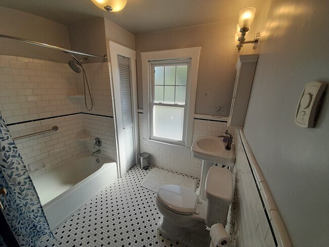 Building Photo - 1118 N Elmwood Ave