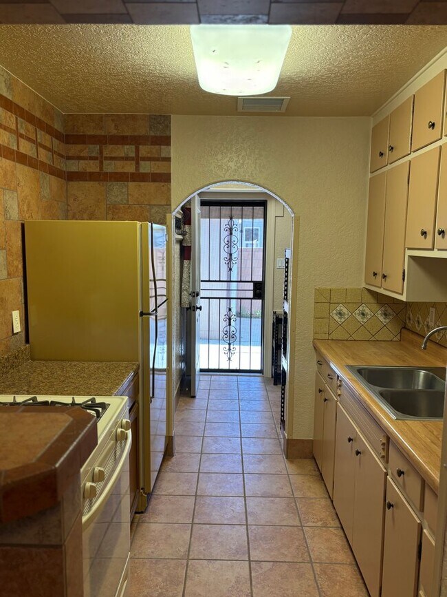 Building Photo - NEWLY REMODELED 1 BED 1 BATH