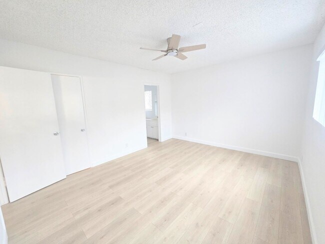 Building Photo - Welcome home! 2bd/2ba unit with parking. Master bedroom with en-suite bathroom!