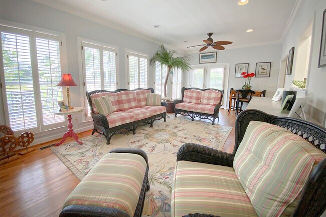 Building Photo - Beautifully FURNISHED Off Season 3bd/2.5 BA Single Family Home