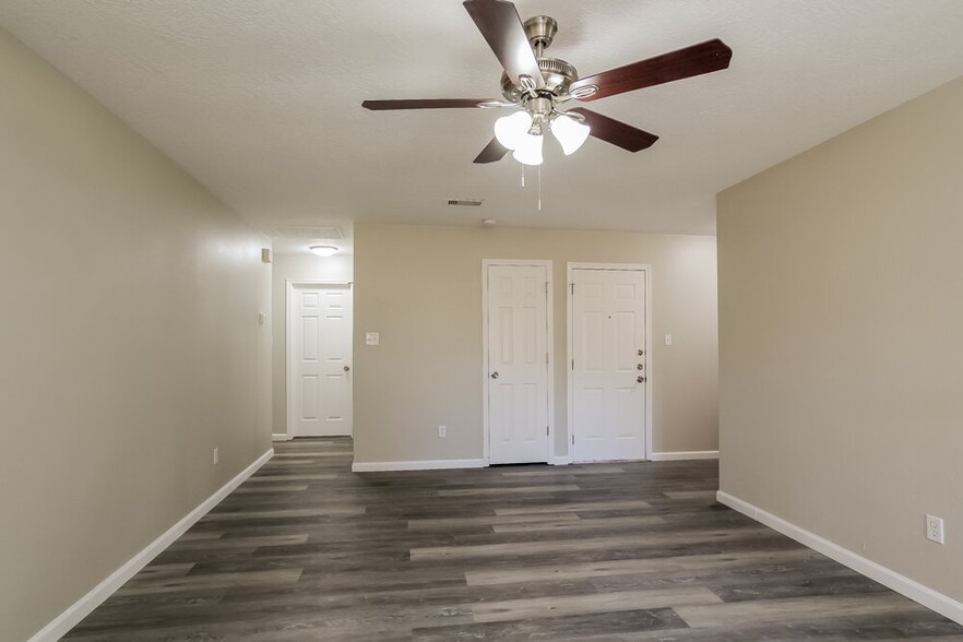 Building Photo - 1528 Glen Oaks Dr