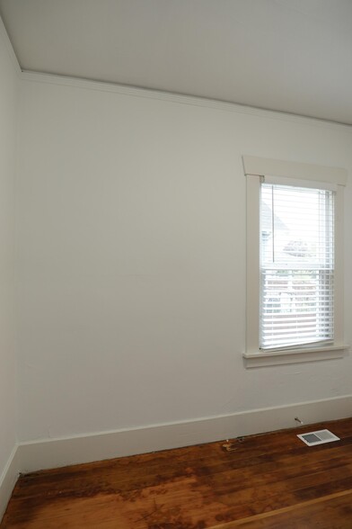 Building Photo - 2107 S Cushman Ave