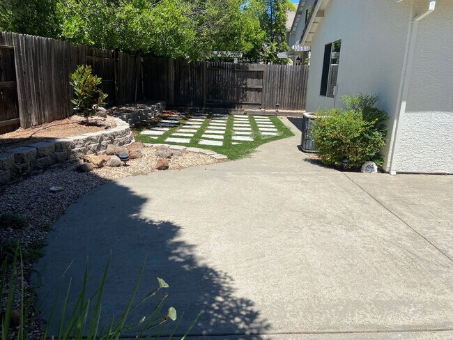 Building Photo - East Roseville - Near Olympus Point - 3 Bdrm, 2 Bath