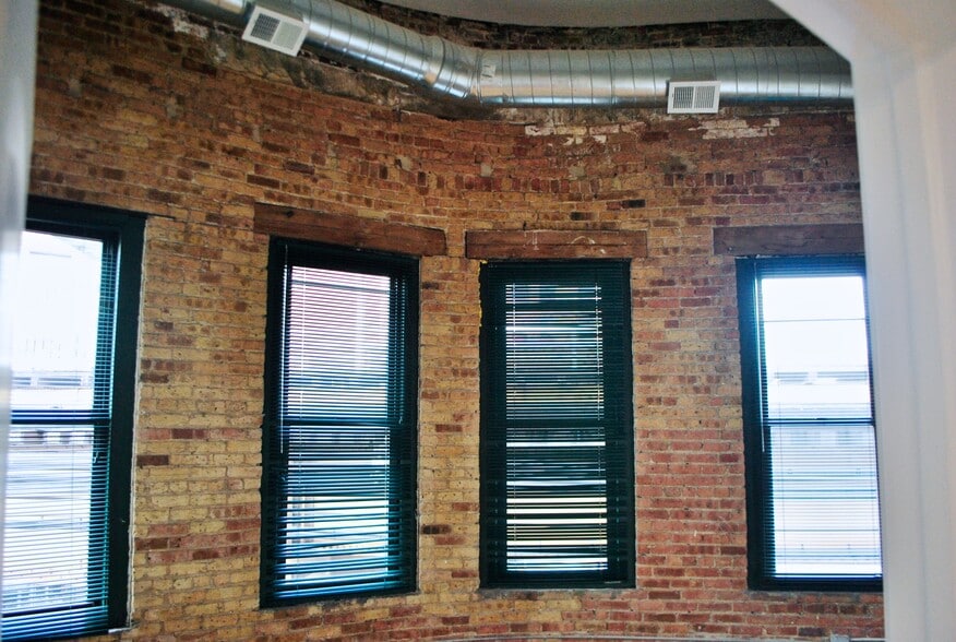 Building Photo - 2025 W North Ave
