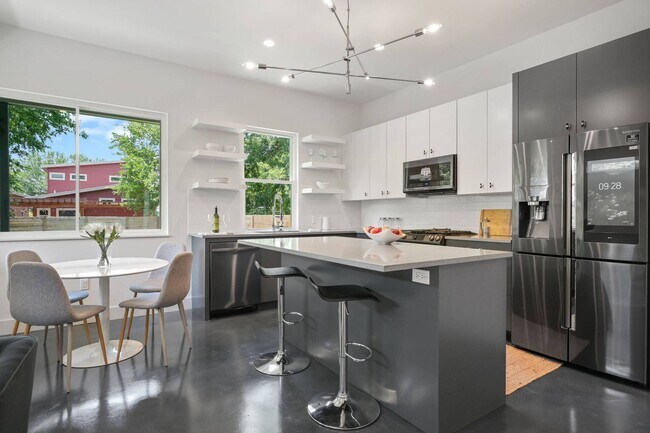 Building Photo - Premium Central Austin New Construction