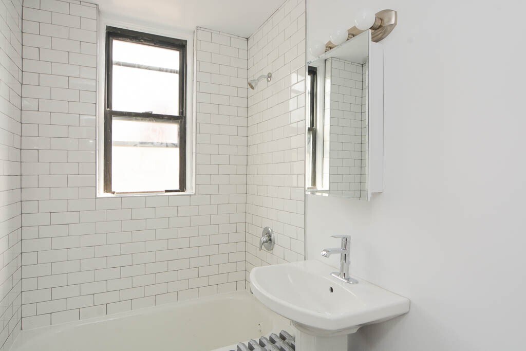 Building Photo - 3335 W Diversey Ave