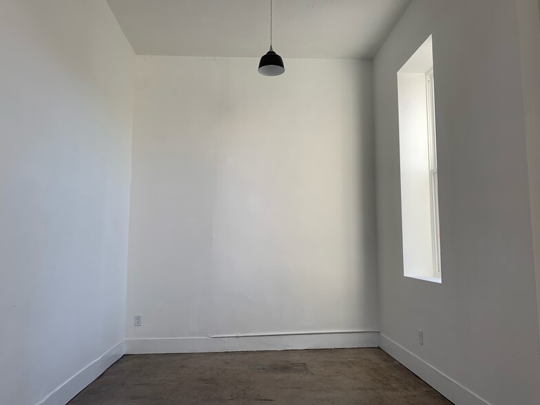 Building Photo - 111 N Walnut St