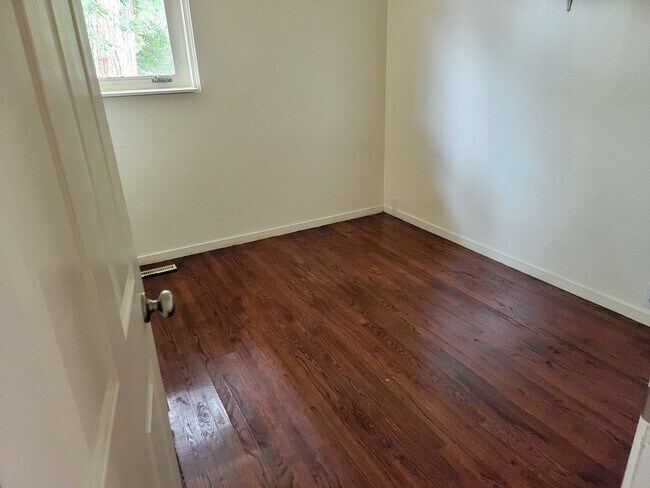 Building Photo - 3 bd | 1 ba | 1,037 sqft