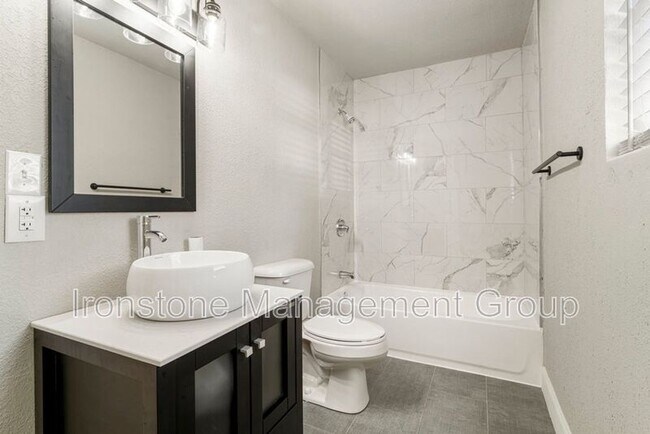 Building Photo - 2622 E 8th St