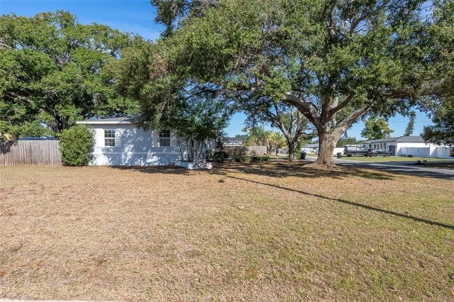 Building Photo - 2900 Leslee Lake Dr N