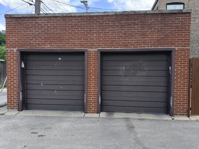 Building Photo - 5112 W Sunnyside Ave
