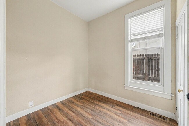 Building Photo - 825 Fox St