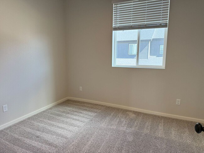 Building Photo - Beautiful Home in Windsor with Internet Included!