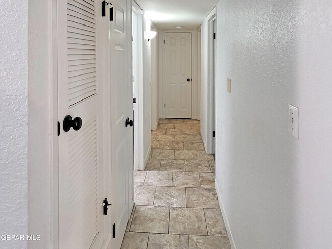 Building Photo - 1001 Shawnee Ln