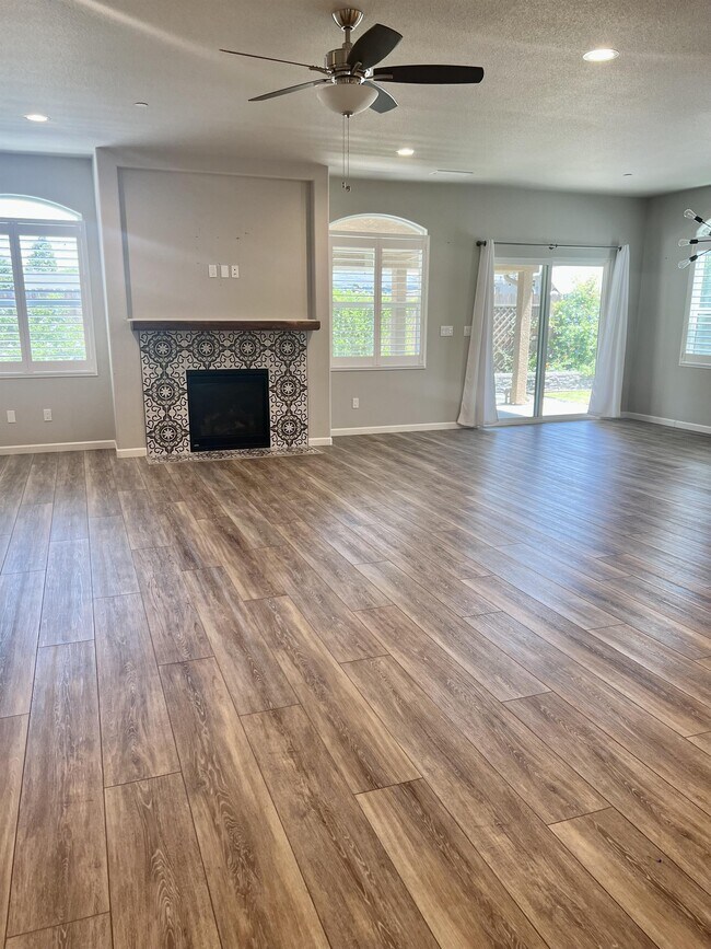 Building Photo - 233 Karen Ave