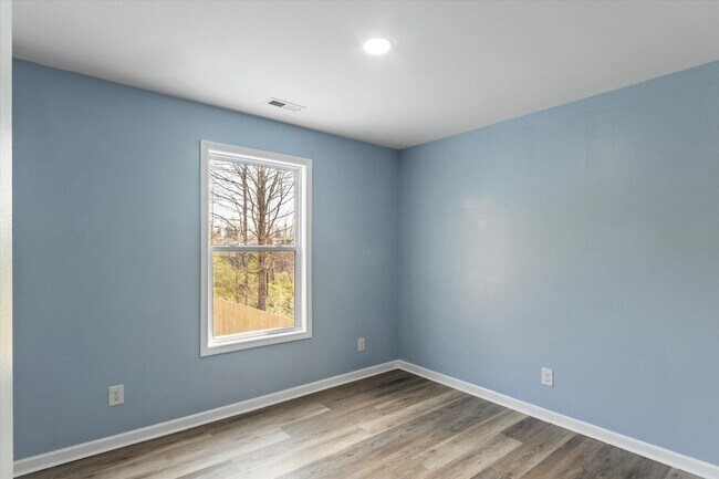 Building Photo - In Town Near The Bike Path