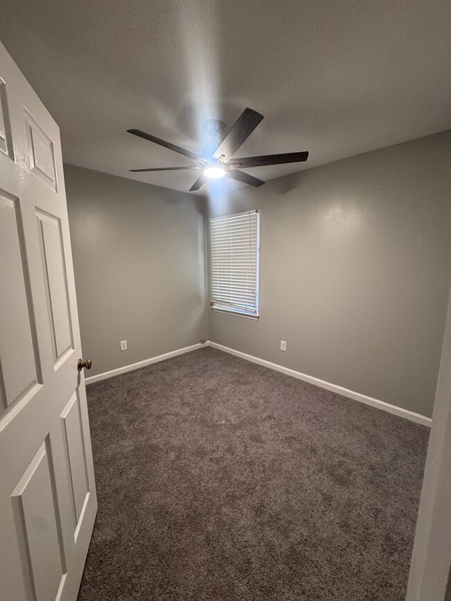 Building Photo - 4218 Queen Victoria Pl