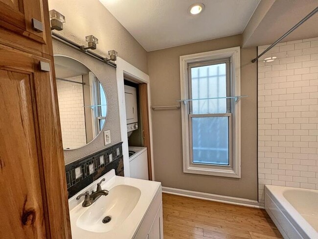 Building Photo - 1071 Lipan St