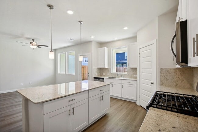 Building Photo - 586 Avisa Dr