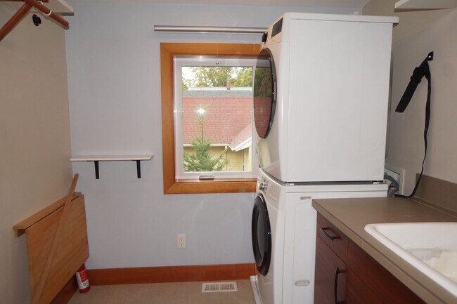 Building Photo - Amazing two bedroom sellwood beauty!