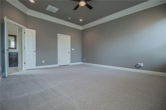 Building Photo - 5404 SW Lavender St