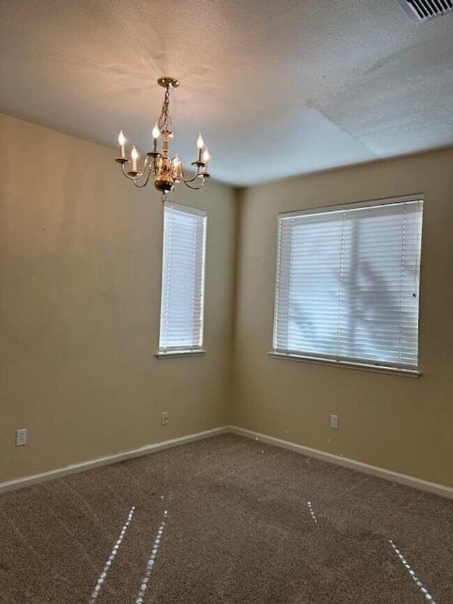 Building Photo - Spacious 4 bedroom, 2.5 Bathroom Available...