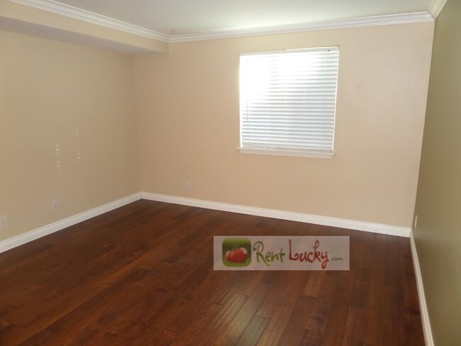 Building Photo - Super Cute Studio w/Parking in Fantastic D...