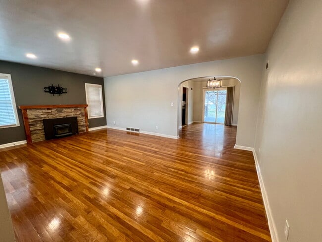 Building Photo - Great Home Close to CFD!