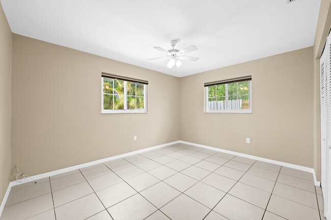 Building Photo - 313 SE 4th Terrace