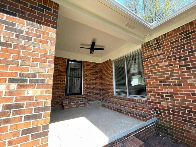 Building Photo - 3107 Redwood Dr