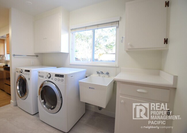 Building Photo - 3-Bedroom Retreat with Expansive Backyard ...