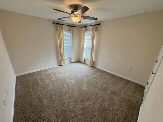 Building Photo - Like new 3 Bedroom townhouse with 2 car ga...